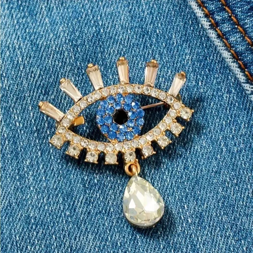 Elegant Blue and Gold Eye Brooch R140